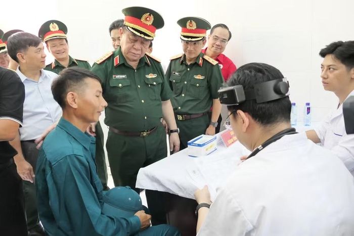 Đại tướng Nguyễn Trọng Nghĩa thăm hỏi người dân đến khám theo Chương trình tư vấn, khám bệnh, cấp phát thuốc miễn phí do Bệnh viện Trung ương Quân đội 108 tổ chức tại xã Thanh Thủy.