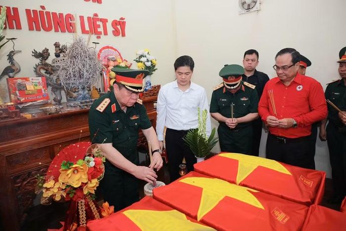 Đại tướng Nguyễn Trọng Nghĩa cùng đoàn công tác thắp hương tưởng nhớ các liệt sĩ mới được quy tập tại Đội tìm kiếm, quy tập hài cốt liệt sĩ thuộc Bộ Chỉ huy Quân sự tỉnh Tuyên Quang.