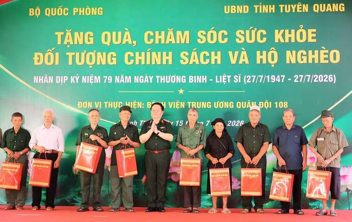 Đại tướng Nguyễn Trọng Nghĩa tặng quà cho các gia đình chính sách tại xã Thanh Thủy.