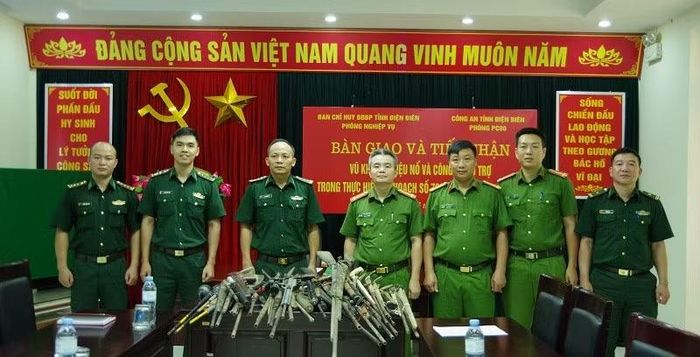 Đại diện hai đơn vị chứng kiến việc bàn giao và tiếp nhận 39 khẩu súng các loại. (Ảnh: ANH DŨNG)