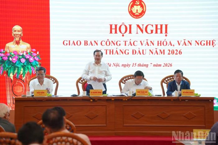 Đồng chí Tạ Quang Đông giải đáp các vấn đề được đại biểu quan tâm. (Ảnh: HẢI ĐĂNG)