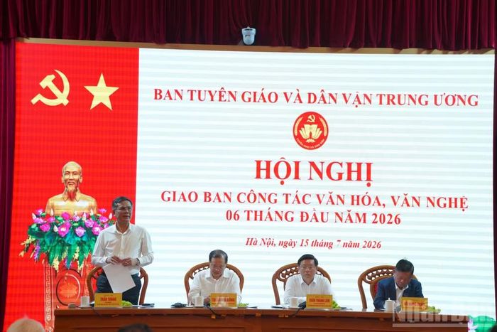 Đồng chí Trần Thắng làm rõ vướng mắc của các hội văn hóa, văn nghệ. (Ảnh: HẢI ĐĂNG)