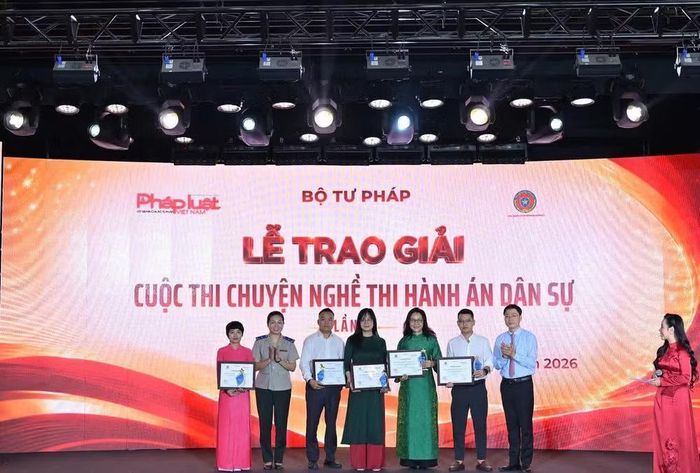 Ban tổ chức trao giải C cho các tác giả, nhóm tác giả đoạt giải. (Ảnh: TL)