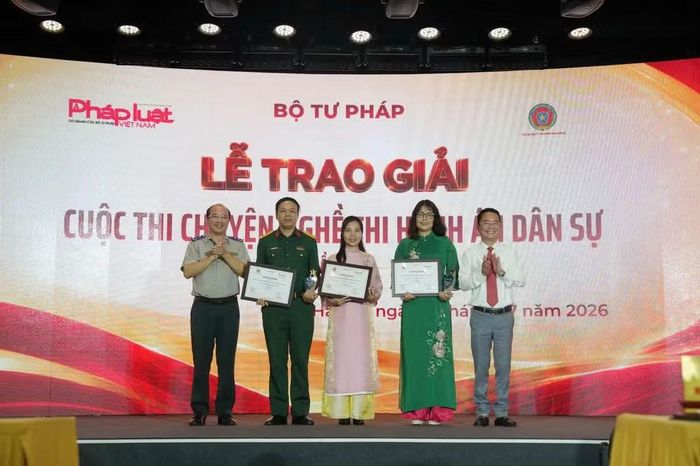 Ban tổ chức trao giải B cho các tác giả, nhóm tác giả đoạt giải. (Ảnh: TL)