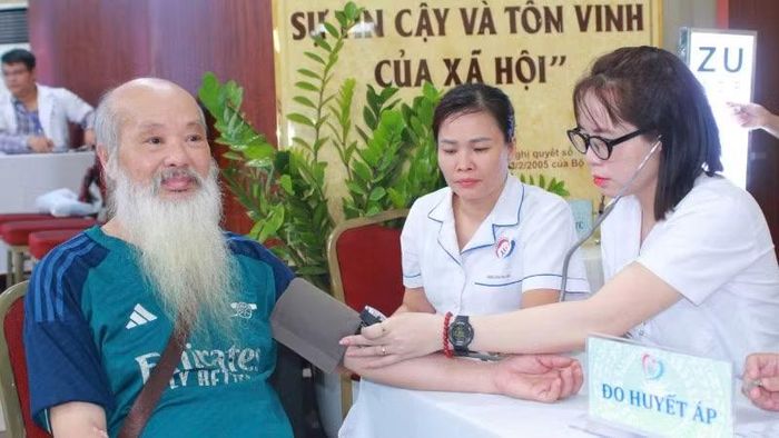 Cán bộ y tế thực hiện các quy trình khám sức khỏe cho người dân.