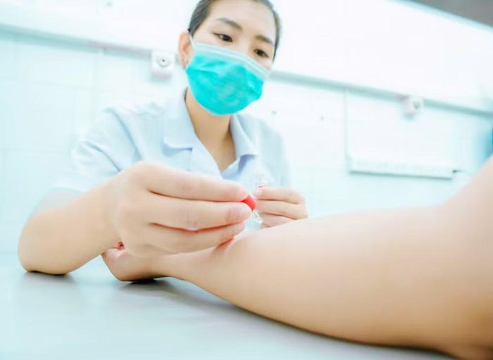 Test dị ứng cho bệnh nhân.