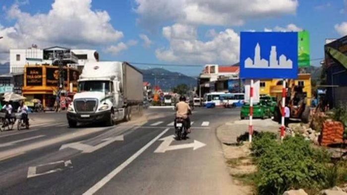 Trên thực tế, nhiều biển báo cấm đặt sai hiện trạng đường, khiến người tham gia giao thông, lái xe dễ vi phạm. (Ảnh minh họa)