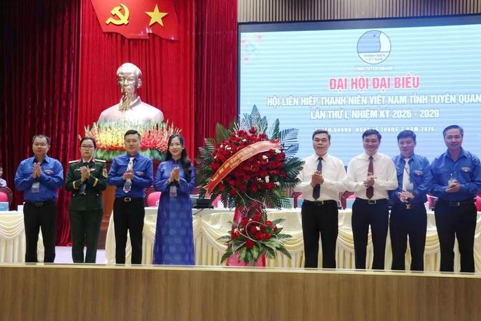Các đồng chí lãnh đạo tỉnh Tuyên Quang tặng lẵng hoa chúc mừng đại hội.