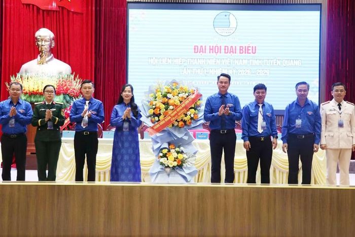 Lãnh đạo Hội Liên hiệp Thanh niên Việt Nam tặng lẵng hoa chúc mừng đại hội.