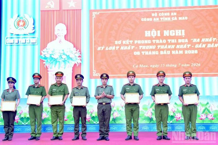 Đại tá Lê Tấn Vinh, Phó Giám đốc Công an tỉnh Cà Mau trao Giấy khen cho các cá nhân có thành tích xuất sắc trong thực hiện phong trào thi đua “Ba nhất”.