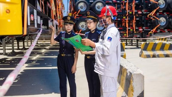 Kiểm tra chuyên ngành là một trong những công cụ quan trọng nhằm bảo đảm việc chấp hành pháp luật trong lĩnh vực tài chính.