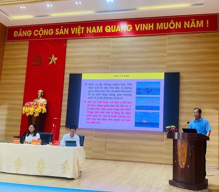 Giáo sư. Tiến sĩ Nguyễn Đăng Hội, Viện trưởng Viện Sinh thái nhiệt đới, Trung tâm nhiệt đới Việt-Nga tham luận tại hội thảo.