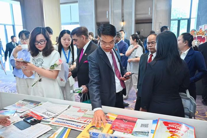 Các đại biểu tham quan triển lãm giới thiệu về báo chí, truyền thông khu vực. (Ảnh: Ban tổ chức)