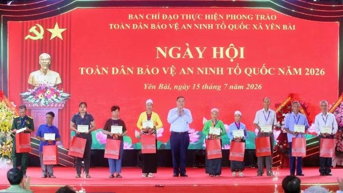 Phó Thủ tướng Thường trực Phạm Gia Túc tặng quà nhân dân xã Yên Bài, tại Ngày hội. (Ảnh: Kiên Phạm)