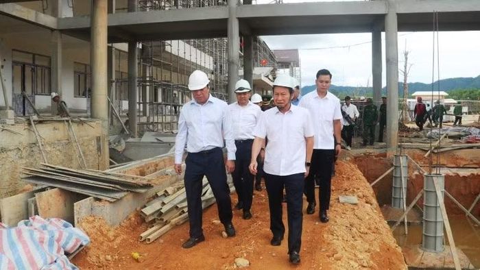 Phó Thủ tướng Lê Tiến Châu thị sát thực địa, kiểm tra tiến độ thi công trên công trường Trường phổ thông nội trú liên cấp tại A Lưới 4.