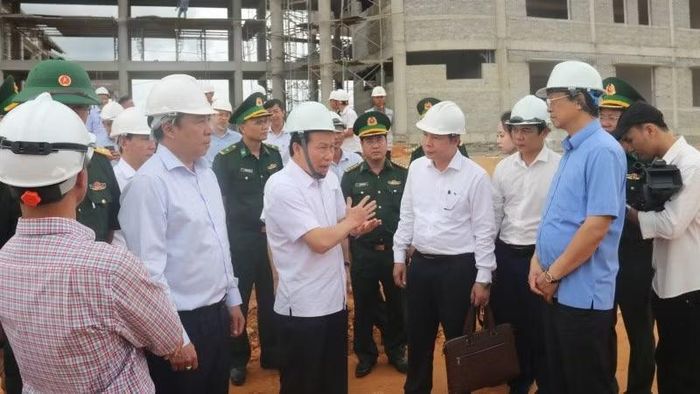 Phó Thủ tướng Lê Tiến Châu động viên cán bộ, chiến sĩ trên công trường Dự án Trường phổ thông nội trú liên cấp Tiểu học và Trung học cơ sở tại xã A Lưới 4.