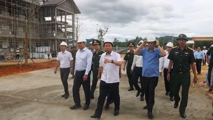 Phó Thủ tướng Lê Tiến Châu dẫn đầu Đoàn công tác của Chính phủ đi kiểm tra tiến độ Dự án Trường phổ thông nội trú liên cấp Tiểu học và Trung học cơ sở tại xã A Lưới 4.
