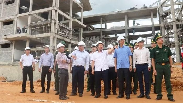 Phó Thủ tướng Lê Tiến Châu kiểm tra tiến độ thi công trên công trường Trường phổ thông nội trú liên cấp tại A Lưới 4.