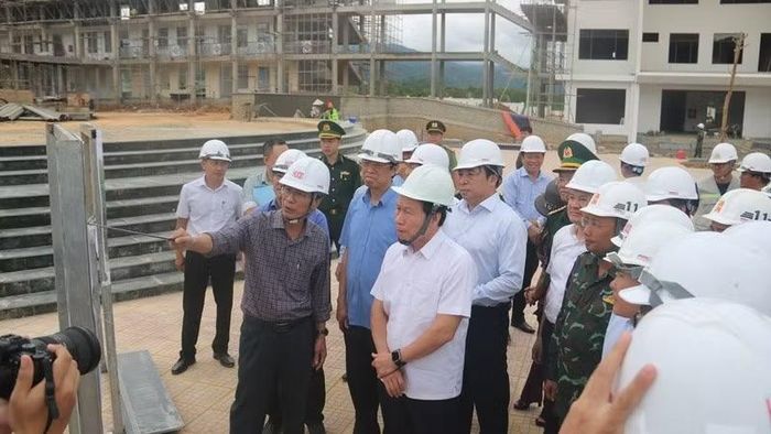 Phó Thủ tướng Lê Tiến Châu kiểm tra tiến độ thi công trên công trường Trường phổ thông nội trú liên cấp tại A Lưới 3.