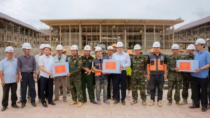 Phó Thủ tướng Lê Tiến Châu và lãnh đạo thành phố Huế tặng quà cho các đơn vị thi công trên công trường Trường phổ thông nội trú liên cấp tại A Lưới 3.