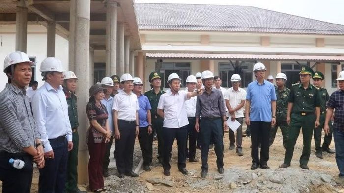 Phó Thủ tướng Lê Tiến Châu kiểm tra tiến độ thi công trên công trường Trường phổ thông nội trú liên cấp tại A Lưới 3.