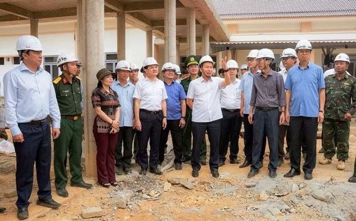 Phó Thủ tướng Lê Tiến Châu kiểm tra tiến độ thi công và nhắc nhở, động viên các tổ, đội thi công trên công trường Trường phổ thông nội trú liên cấp tại A Lưới 3.
