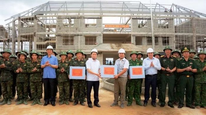Phó Thủ tướng Lê Tiến Châu và lãnh đạo thành phố Huế tặng quà cho các đơn vị thi công trên công trường Trường phổ thông nội trú liên cấp tại A Lưới 4.