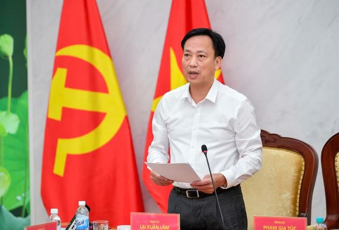 Đồng chí Lại Xuân Lâm, Phó Bí thư Đảng ủy Chính phủ trình bày báo cáo tại hội nghị. (Ảnh: Thế Đại)