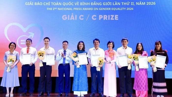 Các tác giả, nhóm tác giả đoạt giải C, Giải Báo chí toàn quốc về Bình đẳng giới lần thứ II. (Ảnh: TUẤN ANH)
