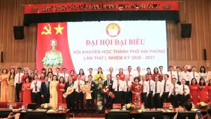 Ban Chấp hành Hội Khuyến học thành phố Hải Phòng khóa I ra mắt tại Đại hội.