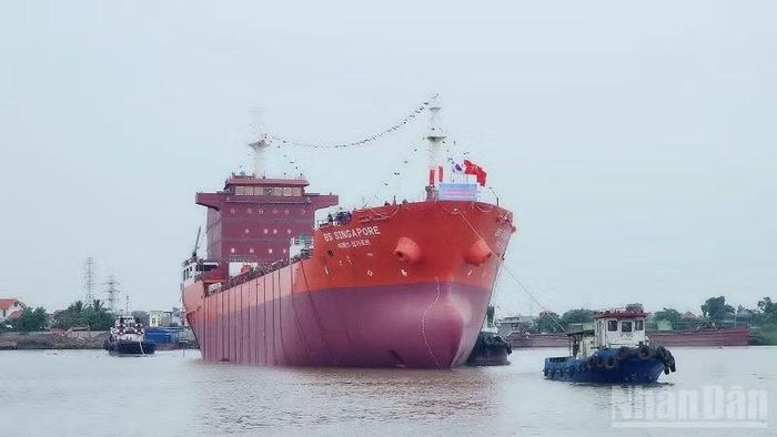 Tàu 13.000DWT hạ thủy an toàn.