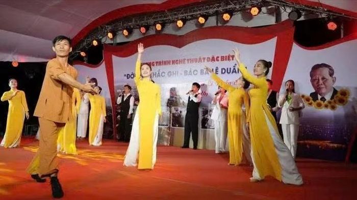 Các nghệ sĩ Đoàn Nghệ thuật truyền thống Quảng Trị biểu diễn trong đêm nghệ thuật “Đời đời khắc ghi-Bác Ba Lê Duẩn”.