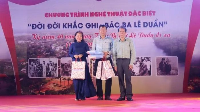 Đại diện Báo Sài Gòn Giải Phóng trao quà cho đại diện lãnh đạo xã Triệu Phong.