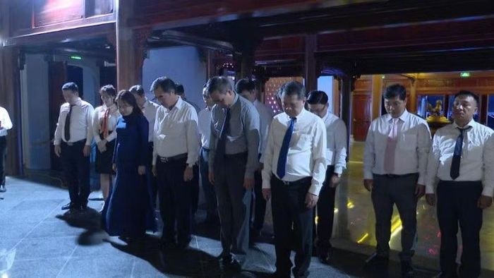 Các đại biểu dâng hương tưởng niệm, bày tỏ lòng biết ơn sâu sắc đối với đồng chí Tổng Bí thư Lê Duẩn.