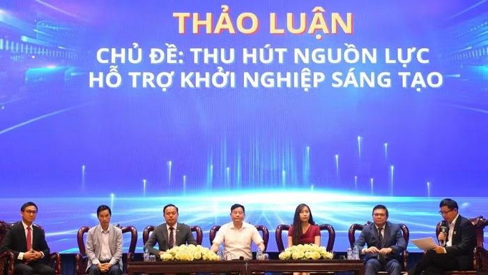 Các chuyên gia, nhà quản lý và doanh nghiệp thảo luận chủ đề thu hút nguồn lực hỗ trợ khởi nghiệp sáng tạo.