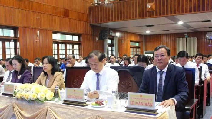 Chủ tịch Ủy ban nhân dân tỉnh Tây Ninh Lê Văn Hẳn và đại biểu tỉnh Tây Ninh lắng nghe tham luận.
