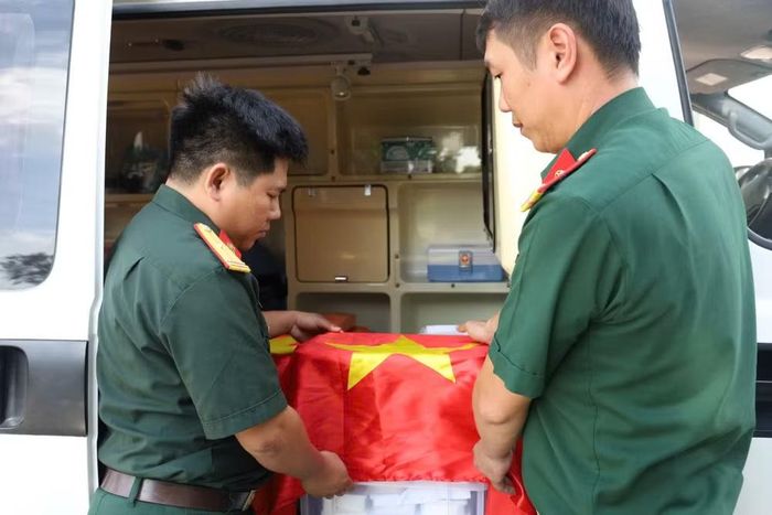 Các mẫu hài cốt liệt sĩ được niêm phong và vận chuyển đến Viện Pháp y Quân đội theo đúng quy trình.