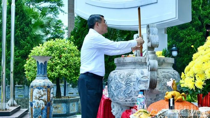 Thủ tướng Chính phủ Lê Minh Hưng dâng hương tưởng niệm các Anh hùng liệt sĩ tại Nghĩa trang Liệt sĩ Vị Xuyên. (Ảnh: THANH GIANG)