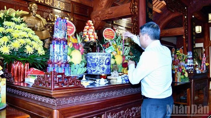Thủ tướng Chính phủ Lê Minh Hưng dâng hương tưởng niệm Chủ tịch Hồ Chí Minh tại Nghĩa trang Liệt sĩ Vị Xuyên. (Ảnh: THANH GIANG)