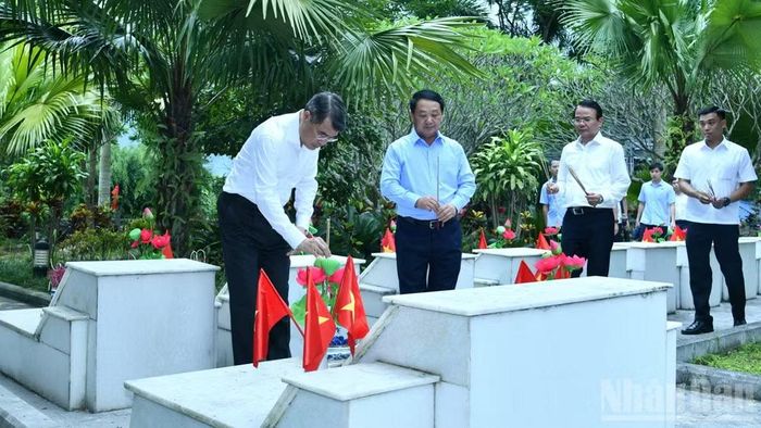 Thủ tướng Chính phủ Lê Minh Hưng dâng hương tại phần mộ các Anh hùng liệt sĩ tại Nghĩa trang Liệt sĩ Vị Xuyên. (Ảnh: THANH GIANG)