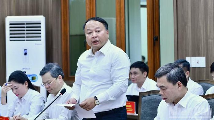 Chủ tịch Ủy ban nhân dân tỉnh Tuyên Quang Phan Huy Ngọc báo cáo Thủ tướng Chính phủ tại cuộc làm việc. (Ảnh: THANH GIANG)