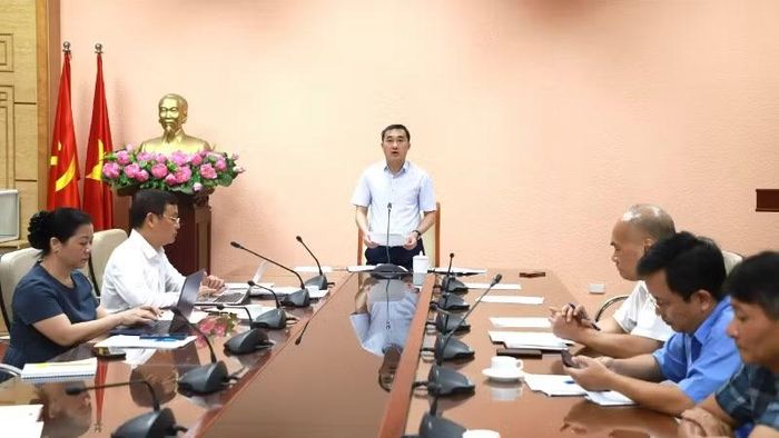 Thứ trưởng Y tế Trần Văn Thuấn chủ trì cuộc họp.