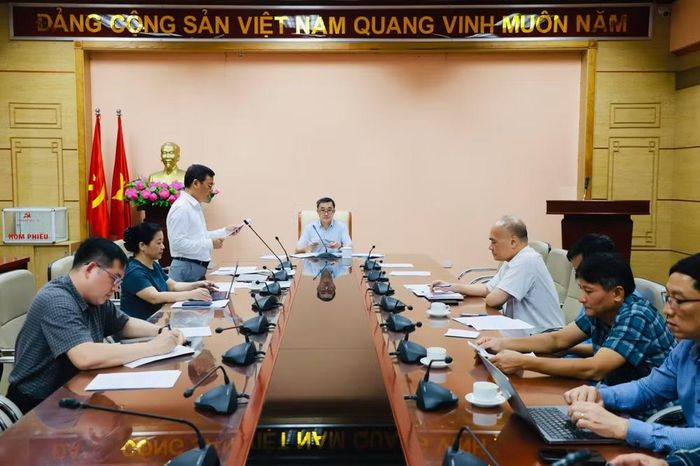 Tiến sĩ Vương Ánh Dương, Phó Cục trưởng Cục Quản lý Khám, chữa bệnh báo cáo tại cuộc họp.