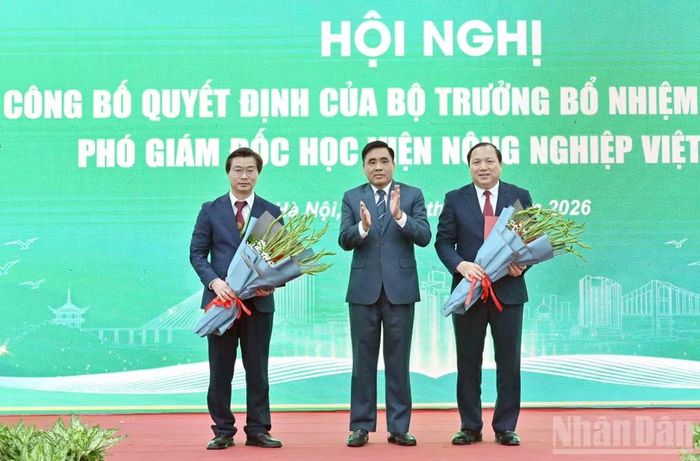 Phó Giáo sư, Tiến sĩ Vũ Ngọc Huyên và Phó Giáo sư, Tiến sĩ Nguyễn Công Tiệp tiếp tục giữ chức Phó Giám đốc Học viện.