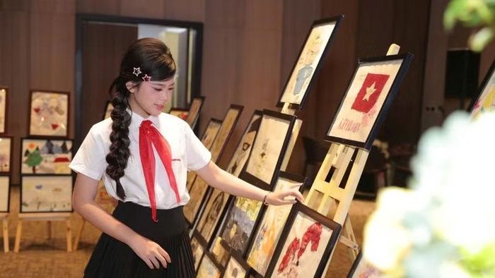 Nhiều sản phẩm tái chế được giới thiệu tại lễ công bố dự án.