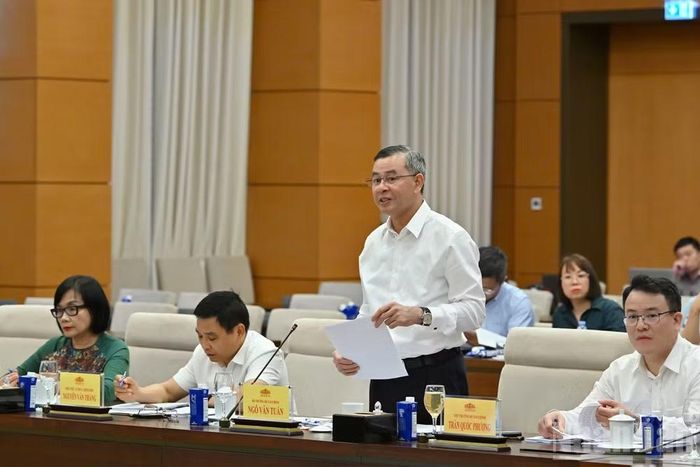 Bộ trưởng Tài chính Ngô Văn Tuấn trình bày tờ trình tại phiên họp. (Ảnh: THỦY NGUYÊN)