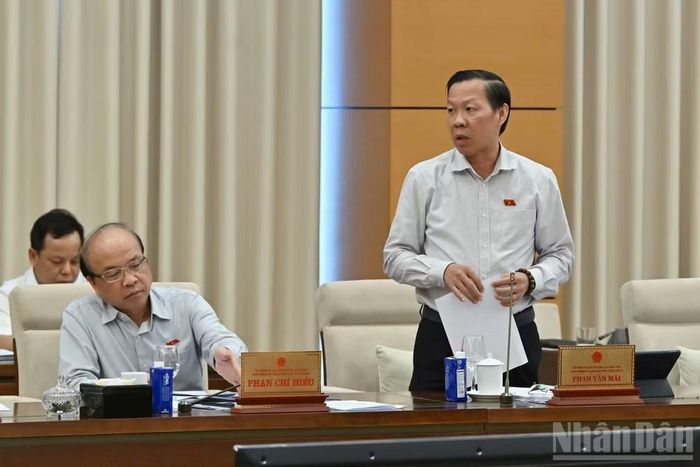 Chủ nhiệm Ủy ban Kinh tế và Tài chính Phan Văn Mãi nêu quan điểm thẩm tra. (Ảnh: THỦY NGUYÊN)