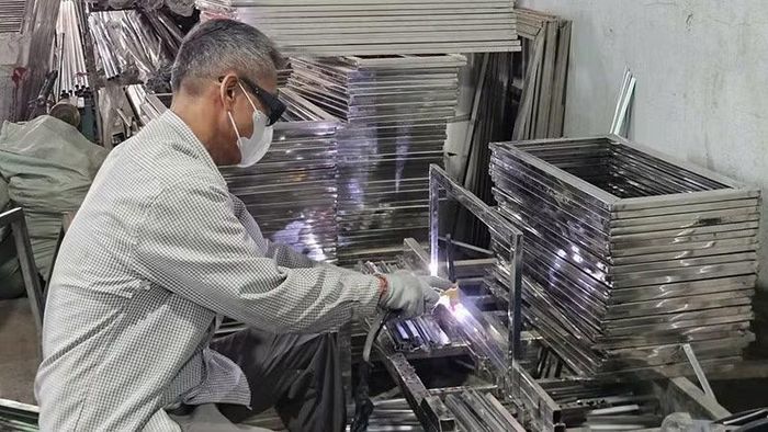 Người dân xã Quảng Ninh, tỉnh Thanh Hóa năng động du nhập, phát triển nghề cơ khí ở nông thôn.
