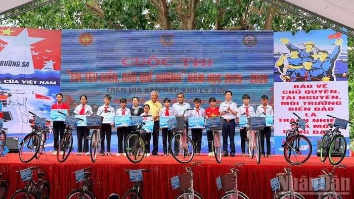 Những món quà đầy ý nghĩa được Ban tổ chức trao tặng các em học sinh vượt khó, học giỏi trên đặc khu Lý Sơn. (Ảnh: ANH ĐÀO)