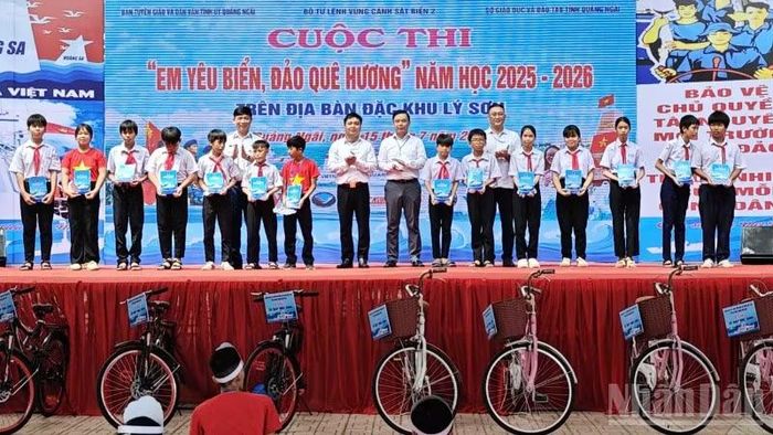 Ban tổ chức trao tặng học bổng cho các em học sinh đặc khu Lý Sơn.
